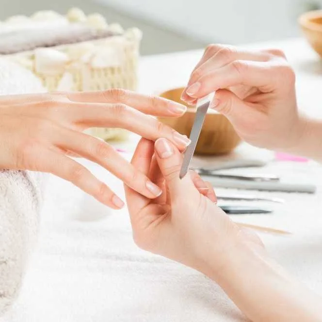 Manucure classique sur ongles naturels